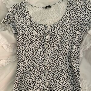 One size Brandy Melville lettuce leaf pull over tshirt with buttons